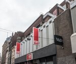 Spuistraat: de prachtige gevel gaat schuil achter een lelijke modernere pui.
              <br/>
              Marcel Westhoff, mei 2016